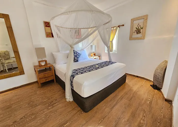 Villa Aurora: 4 Bedroom Front Beach