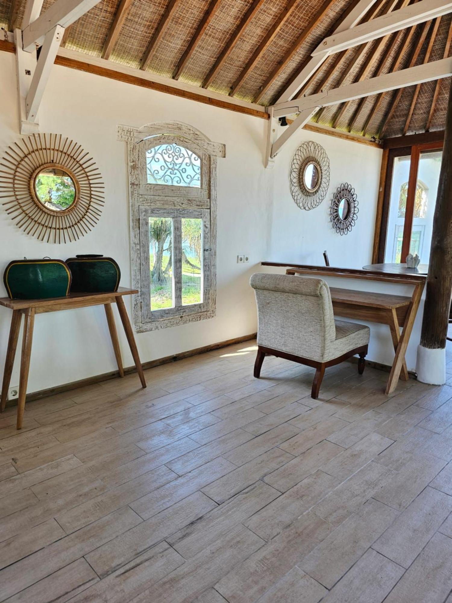 Aurora: 4 Bedroom Front * Gili Meno
